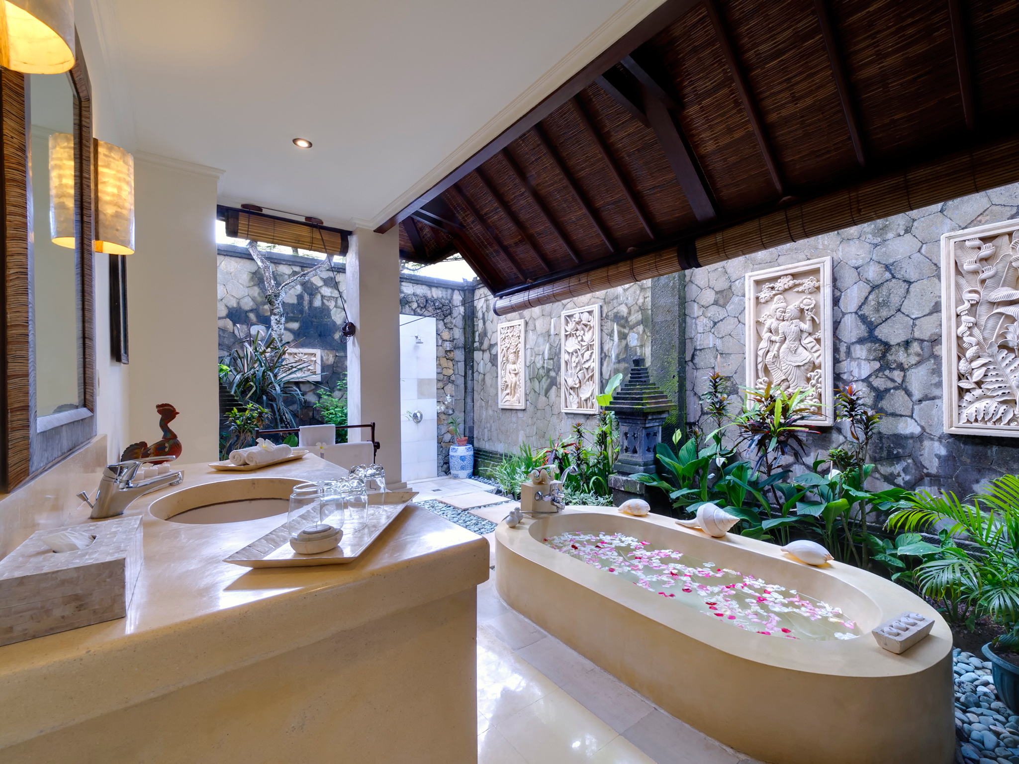 9. Villa Kakatua - Master bathroom - Villa Kakatua, Canggu, Bali